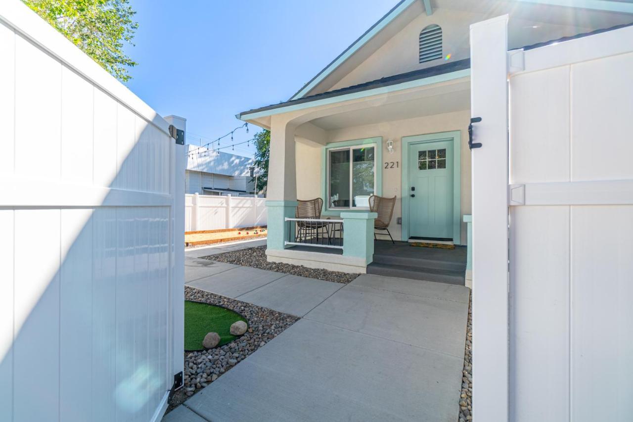 Dream Cottage: Delightful 2-bedroom Sanctuary Reno